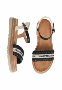 Sandali neri e marroni con cinturini intrecciati, dettagli a treccia e suole testurizzate. Presentano una fibbia regolabile per una vestibilità sicura.