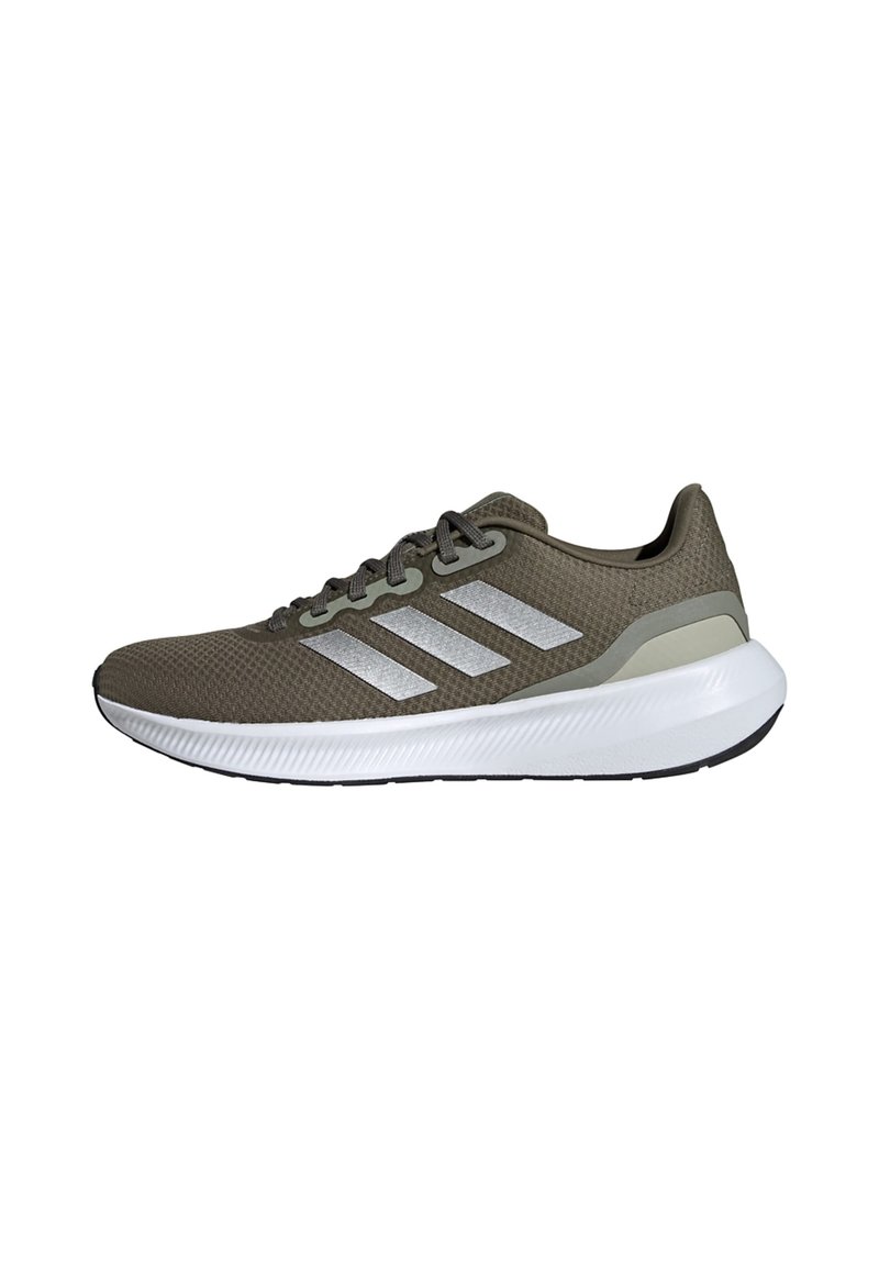Zapatillas deportivas de malla verde oliva con acentos grises, que presentan una suela blanca y tres rayas plateadas en el lateral. Diseño ligero.