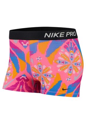 Shorts Nike Pro pour femmes en rose vif avec des motifs floraux géométriques bleus, orange et violets et une ceinture noire avec le logo blanc Nike Pro.