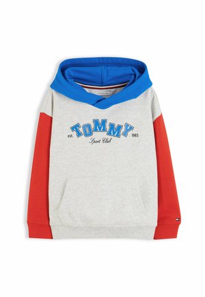 Szara bluza z kapturem z niebieskim kapturem, czerwonymi rękawami, kieszenią z przodu i tekstem "TOMMY Sport Club est. 1985" w niebieskim i czarnym na przodzie.
