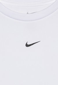 Vit t-shirt i mjukt tyg, med en svart Nike-logga på bröstet. Rund hals med en slät textur och enkelt design.