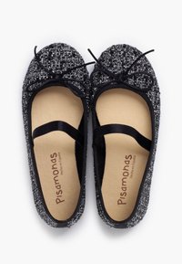 Ballarini nere e argento con glitter, punta tonda, accentuata da un fiocco di satin e una soletta beige morbida contrassegnata "Pisamonas".