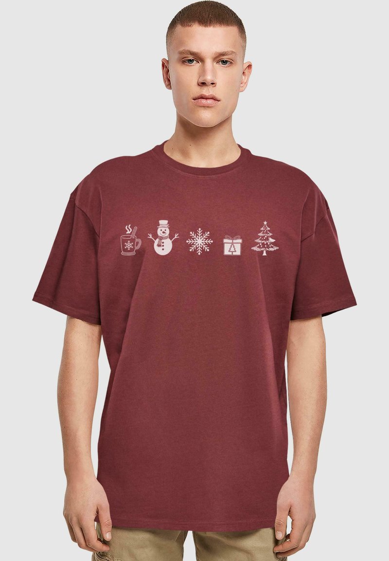 Bordeaux farvet bomulds T-shirt med hvide, festlige grafikker: en kop, en snemænd, snefnug, gaveæske og et juletræ på forsiden.