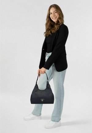 Marineblaue Hobo-Tasche aus strukturiertem Material, mit geschwungener Form und kurzen Griffen. Goldener Logodetail auf der Vorderseite.