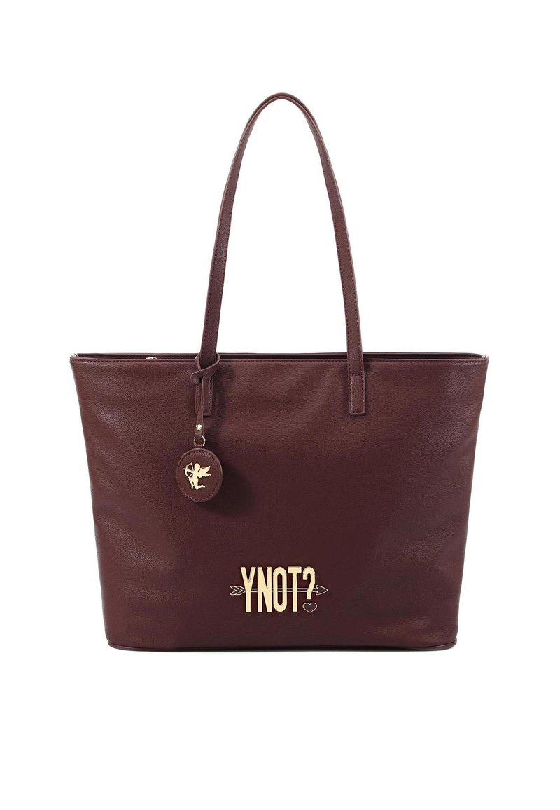 Borsa a spalla sintetica marrone con doppio manico, caratterizzata da un logo dorato "YNOT?" e un ciondolo circolare con un design decorativo.