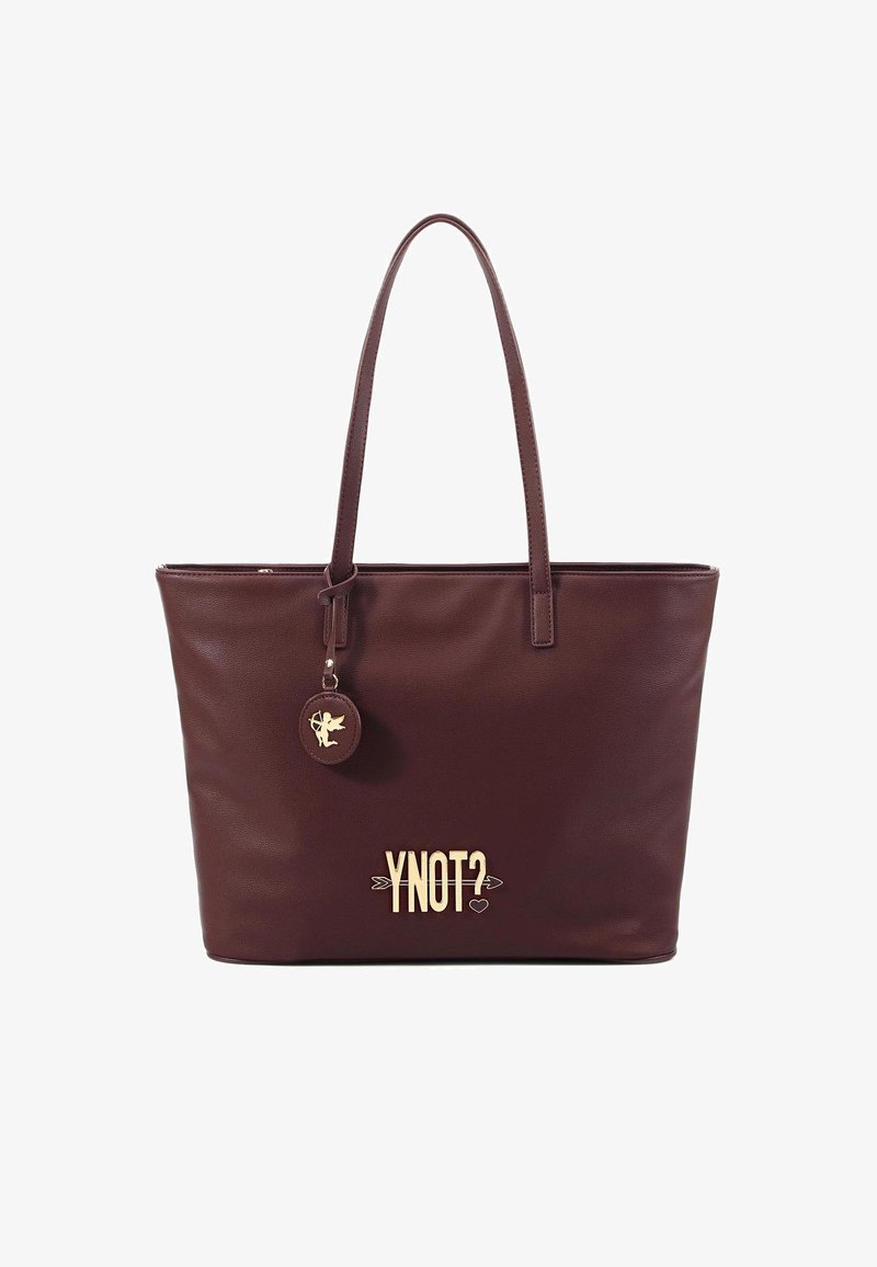 Borsa a spalla sintetica marrone con doppio manico, caratterizzata da un logo dorato "YNOT?" e un ciondolo circolare con un design decorativo.