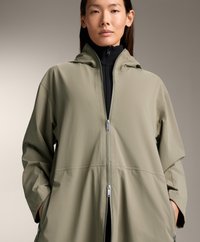 Ľahká olivovo zelená bunda s kapucňou, plným zipsom, dlhými rukávmi a bočnými vreckami; hladká textúra a detaily švov.