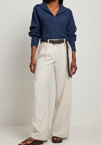 NA-KD Sweter