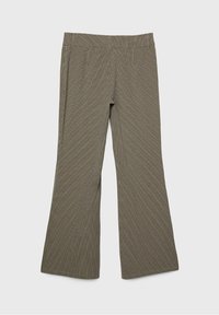 Slank-passende bruine broek met een klein geruit patroon, vlakke tailleband en iets uitlopende benen, plat gelegd op een witte achtergrond.