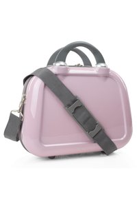 Bolso rosa brillante con forma rectangular redondeada, asa gris y correa ajustable gris. Acentos metálicos en la parte superior.