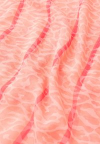 Écharpe corail avec un motif animalier subtil et une texture lisse, présentant des rayures roses contrastantes courant en diagonale.