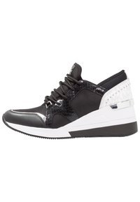 Svart sneakers med blandade material inklusive konstläder och texturerad ormskinnsprint. Har en vit kilklack och silverdetaljer.