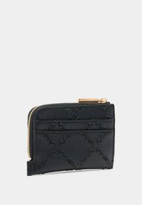 Cartera de cuero negro con un acabado texturizado, que cuenta con un cierre de cremallera y un patrón en relieve. Incluye múltiples ranuras para tarjetas y acentos de hardware dorado.