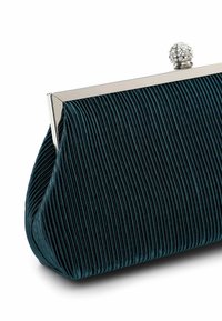 Clutch plissettata in teal realizzata in tessuto testurizzato, con una cornice in metallo argentato e una chiusura decorata con cristalli. Design compatto e curvo.