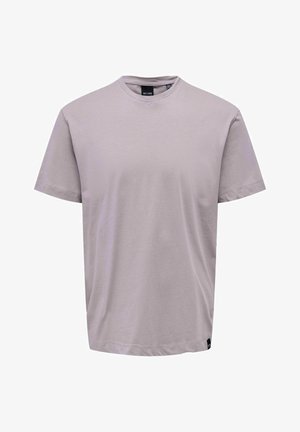 Hele lilla lühikese varrukaga T-särk, ümar kaelus, valmistatud puuvillast, sirge lõikega ja väikese musta etiketi poolel.