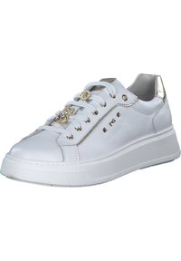 Sneaker en cuir blanc avec un bout arrondi, semelle en caoutchouc plate, accents métalliques, accessoires décoratifs sur les lacets et tige texturée.