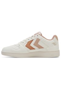 Weiße Leder-Sneaker mit sanften rosa Wildlederelementen, die ein Low-Top-Design, eine runde Zehenpartie und eine strukturierte Gummisohle aufweisen. Drei Chevron-Details an den Seiten.