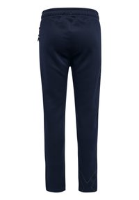 Marineblaue Jogginghosen mit glatter Textur, elastischem Bund und einer seitlichen Reißverschlusstasche. Mit einem dezenten Logo-Design nahe dem Saum.