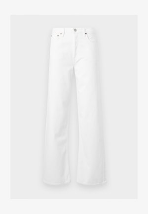 Άσπρο τζιν με ψηλή μέση και φαρδιά μπάτζια, με κούμπωμα κουμπιού και φερμουάρ μπροστά και πεντάτσεπη σχεδίαση σε ανοιχτό γκρι φόντο.
