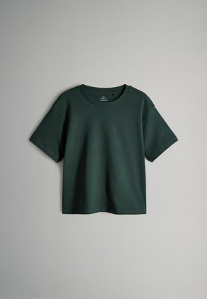 T-shirt à col rond à manches courtes de couleur vert foncé, avec une coupe simple et décontractée, présenté à plat sur un fond gris clair.