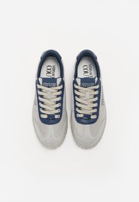Sneakers cinza e azul-marinho feitos de camurça e malha, com atacadores redondos, um colarinho acolchoado e detalhes do logótipo na língua e na lateral.