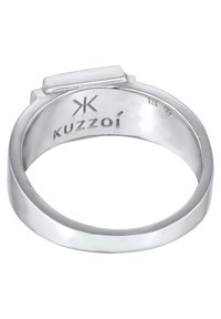 Silverringar med en slät, polerad yta, med en rektangulär topp och graverat varumärke "Kuzzoi" inuti. Stämplad "925" för sterlingsilver.