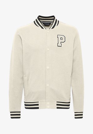 Světlobéžová varsity bunda vyrobená z měkké látky, s žebrovaným černobílým límcem a manžetami a výrazně vyšitým písmenem 'P' na hrudi.