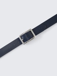 Námornícky modrý kožený opasok so štvorcovou striebornou kovovou sponou, ktorý obsahuje niekoľko otvorov na nastavenie a značkový akcent na opasku.