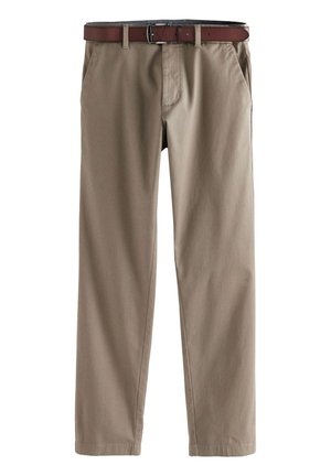 Khaki broeken met een vlakke voorkant, zijzakken en een bruine leren riem. De stof heeft een subtiele textuur met een lichte glans.