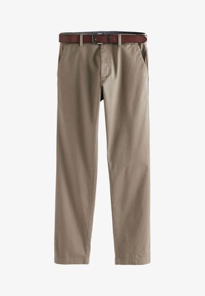 Pantalons kaki avec un design à l'avant plat, des poches latérales et une ceinture en cuir marron. Le tissu présente une texture subtile avec un léger éclat.