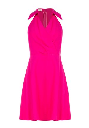 Vestito senza maniche di un rosa acceso con colletto a halter, scollo a V incrociato sul davanti e gonna a linea ad A fino al ginocchio.