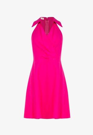 Vestito senza maniche di un rosa acceso con colletto a halter, scollo a V incrociato sul davanti e gonna a linea ad A fino al ginocchio.