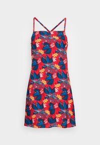 Vestido rojo con estampado floral que presenta hojas azules y flores amarillas. Tirantes finos, corte recto, tejido ligero.