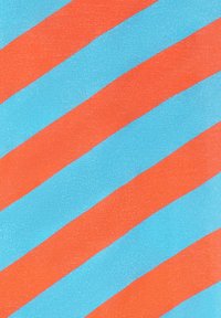 Blauwe en oranje diagonale strepen met een gestructureerde afwerking. De strepen variëren in breedte tegen een effen blauwe achtergrond.