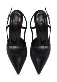 Scarpe nere in pelle con tacco alto, caratterizzate da punte affusolate e dietro aperto. Cinghie regolabili alla caviglia con accenti decorativi. Texture liscia.