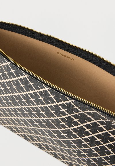 Μαύρο και μπεζ τσαντάκι με μοτίβο και φερμουάρ με χρυσά δόντια και εσωτερική επένδυση σε ταμπά χρώμα.