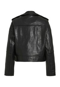 Czarna skórzana kurtka o fakturowanym wykończeniu, krótkim kroju i usztywnionych ramionach. Posiada płaski kołnierz i dwa szwy z tyłu.