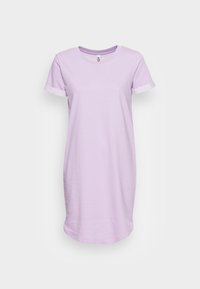 Fialové šaty s krátkým rukávem a ohrnutými manžetami, vyrobené z měkké látky, se zaobleným výstřihem a volným střihem.