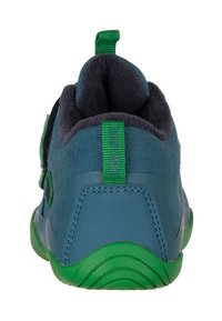 Blauer und grüner Kinderschuh mit Wildlederoberteil, gepolstertem Kragen, Gummisohle und einer grünen Schlaufe an der Ferse für einfaches Anziehen.