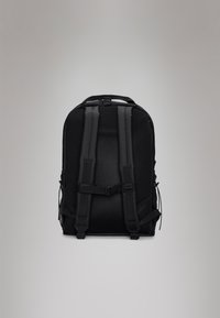 Mochila preta com um design em malha texturizada, alças ajustáveis e acolchoadas, e fecho de fivela. Apresenta bolsos exteriores para armazenamento adicional.