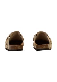 Sandales brun clair avec un dos ouvert et une sangle réglable. Fabriquées en matériau souple avec un footbed texturé et une semelle en caoutchouc foncé.