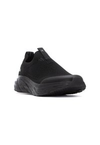 Zapatilla deportiva negra con parte superior de malla, diseño sin cordones y suela estructurada que presenta surcos texturizados para tracción.