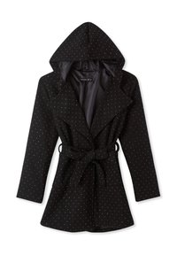 Czarny płaszcz z kapturem, w małe białe kropki, z szerokimi klapami, długimi rękawami i przewiązanym paskiem w talii, prezentowany na płasko na białym tle.