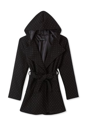 Cappotto nero con cappuccio, caratterizzato da piccoli pois bianchi, colletti larghi, maniche lunghe e cintura legata in vita, presentato disteso su uno sfondo bianco.
