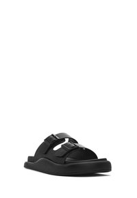 Czarna klapka z dwoma regulowanymi paskami z klamrami i profilowaną podeszwą, ukazana pod kątem, aby pokazać widok z boku i z przodu.