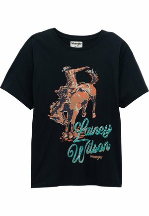 Schwarzes T-Shirt mit einer Grafik eines Cowboys, der auf einem steigenden Pferd reitet, und türkisem Text mit der Aufschrift „Lainey Wilson“ über dem „Wrangler“-Logo.