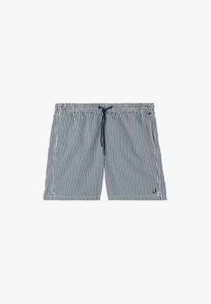 Pasiaste kąpielówki w granatowo-białym kolorze. Lekki materiał, elastyczny pas z troczkiem, długość do kolan, z drobnym detalem logo na końcu.