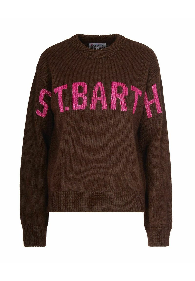 Maglione lavorato a maglia marrone con grandi lettere rosa che scrivono "S.T. BARTH" sulla parte anteriore; polsini e orlo a coste per un tocco di texture.