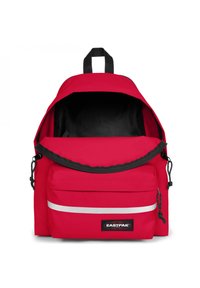 Mochila roja con un diseño de carga superior, que presenta un interior negro, correas ajustables y un bolsillo frontal con una tira reflectante.