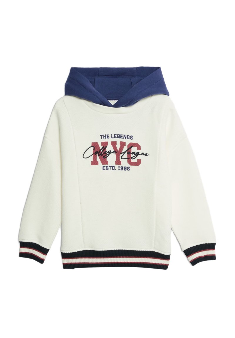Sweat à capuche blanc avec une capuche bleue. Porte l'inscription "NYC College League ESTD. 1996" imprimée en rouge et bleu marine. Cuffs à côtes et ourlet avec un motif rayé.